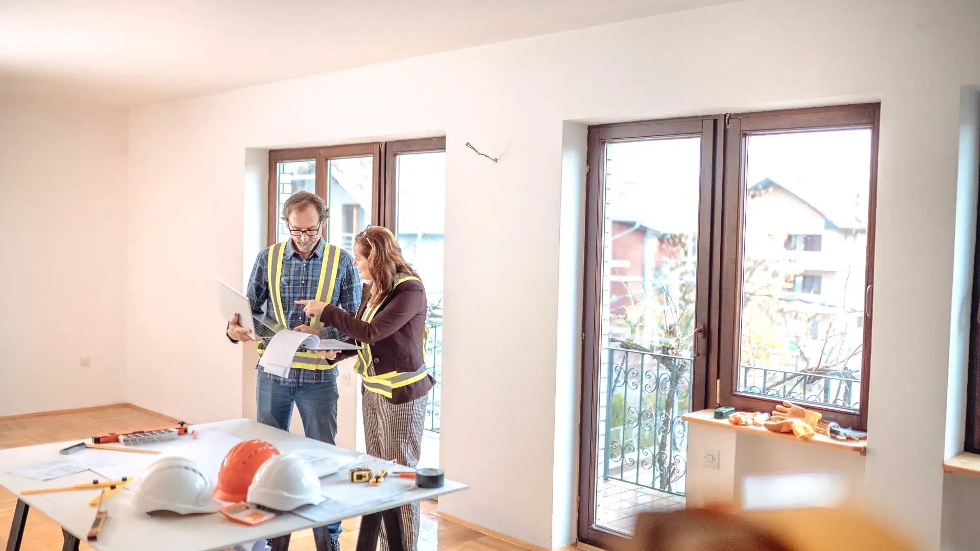 Høykvalitets glassaltandør installert i ny bolig, med tre store vinduer og offentlig område utenfor.