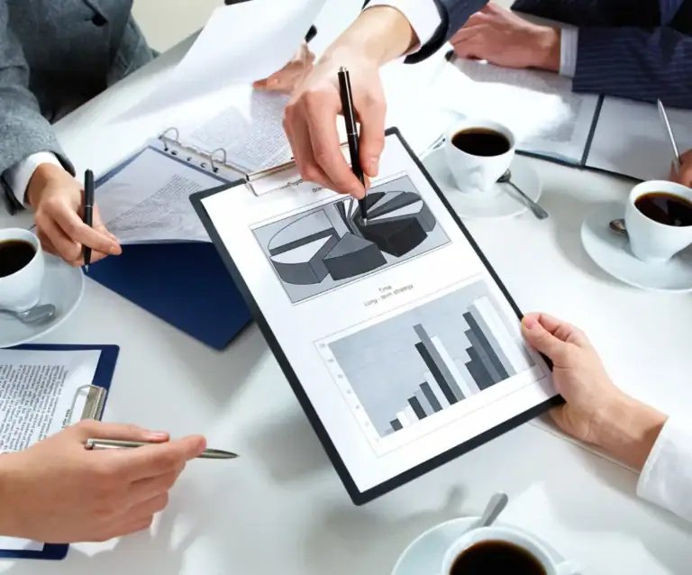 Effektivt forretningsmøte med presentasjon og datavisualisering.