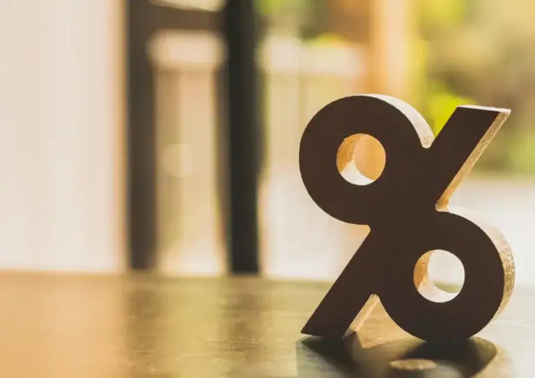 Kalkulerer prisprosent i økonomi, illustrasjon av prosenttegn i tre, detaljert fokus på prosentsats og økonomisk beregning, moderne design.